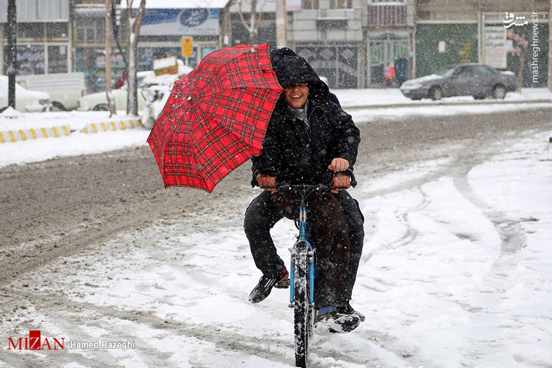 نوجوان دوچرخه سوار ابهری در برف