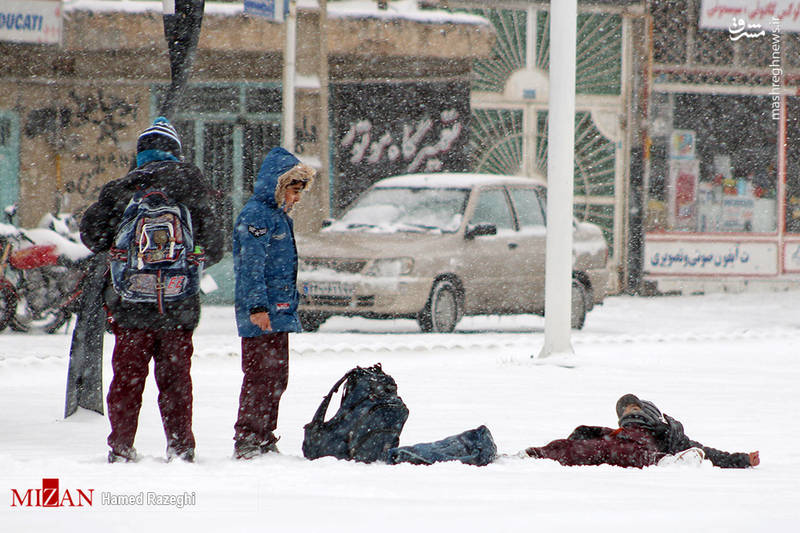 برف بازی کودکان در خیابان های ابهر