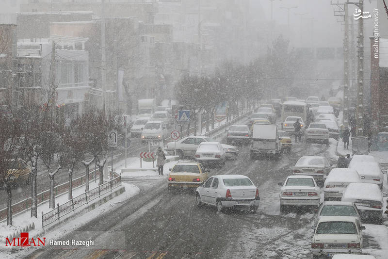  بارش برف در شهرستان ابهر باعث ایجاد ترافیک در این شهر شده است.