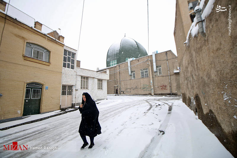 سفیدپوش شدن گنبد مسجدی بر اثر بارش برف در شهرستان ابهر