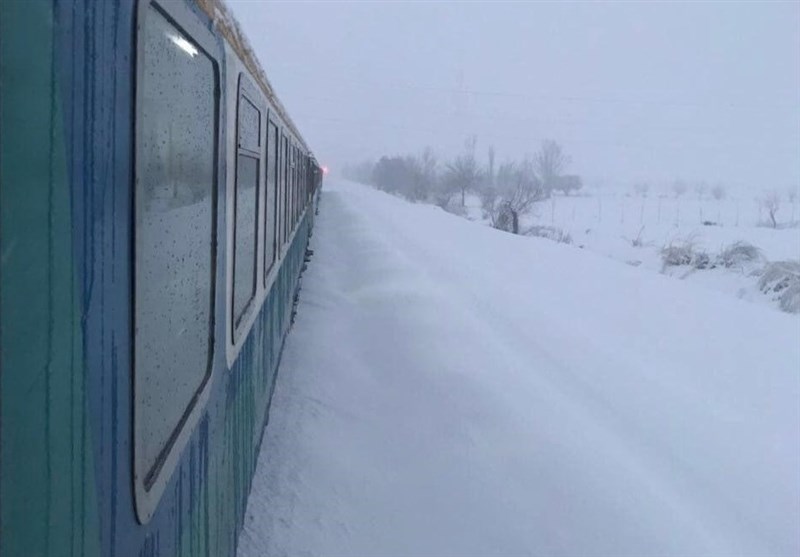 قطار تهران مشهد در برف ها گیر کرد