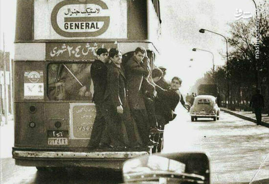 عکس/ آویزان‌شدن تهرانی‌ها از اتوبوس!