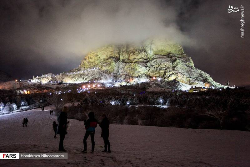 نمایی از کوه سنگی اصفهان هنگام بارش برف