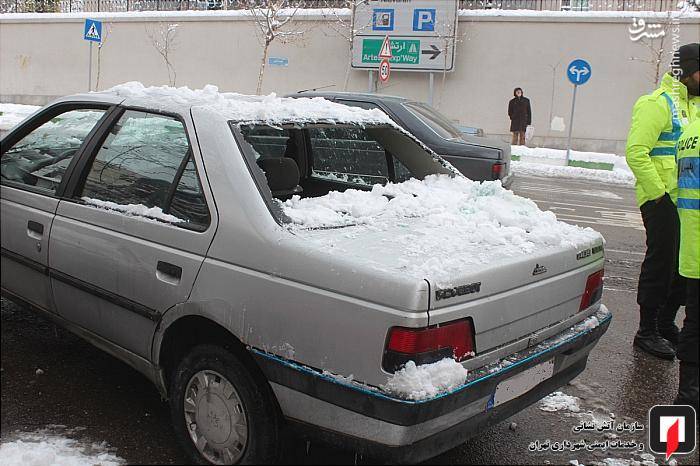 خسارت سقوط برف به خودرویی که زیر آن پارک شده بود.