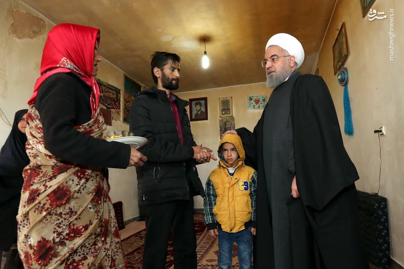 حضور روحانی در خانه های مردم روستای زلزله زده گورک