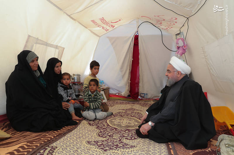 روحانی در تعدادی از چادر و کانکس‌هایی که برای اسکان موقت اهالی زلزله زده استقرار یافته بود حضور یافت.