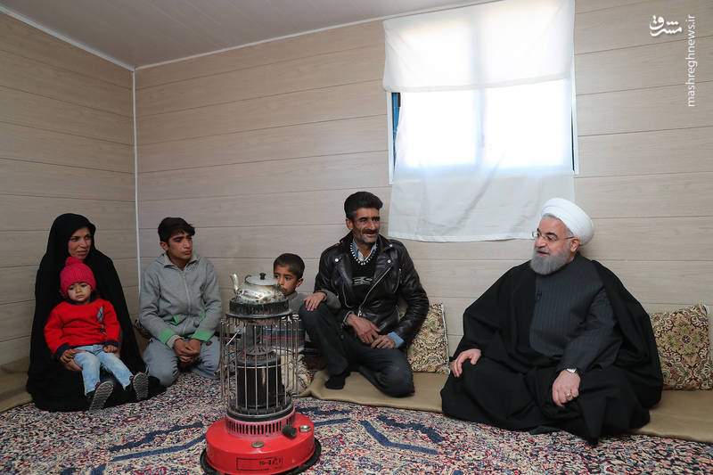 حضور روحانی در خانه های مردم زلزله زده گورک
