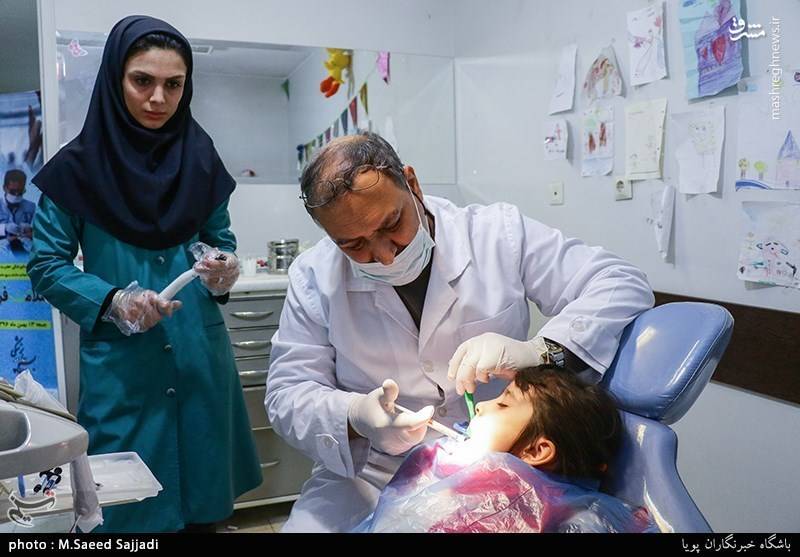 دندان پزشکان بسیجی و جهادگر اقدام به ویزیت و درمان ۸۰ نفر از ایتام تهرانی کردند. دندان پزشکان بسیجی و جهادگر اقدام به ویزیت و درمان ۸۰ نفر از ایتام تهرانی کردند.