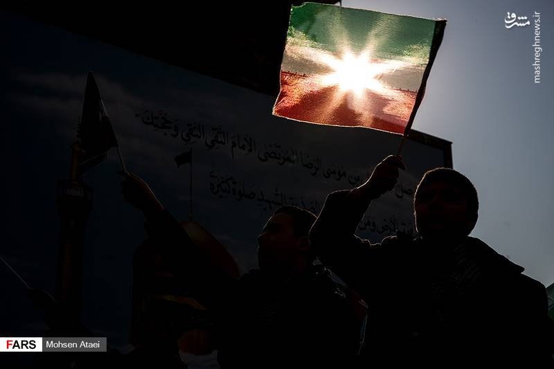 پرچم مقدس ایران در دستان دانش آموزان تهرانی