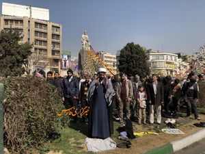 عکس/ اقامه نماز جماعت در راهپیمایی ۲۲بهمن