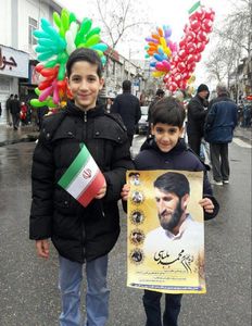 حضور فرزندان شهید مدافع حرم، محمد بلباسی در راهپیمایی ۲۲ بهمن
