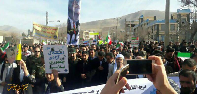 راهپیمایی 22 بهمن در  روستای زلزله‌زده ثلاث باباجانی