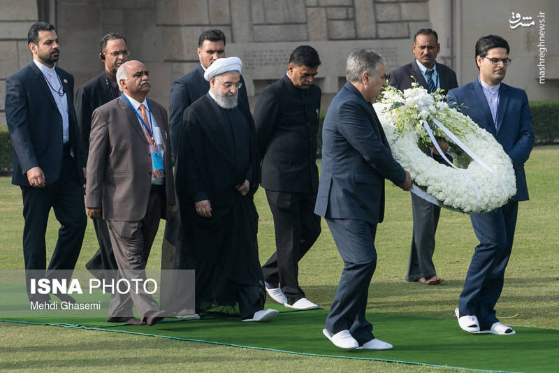 روحانی،با حضور در بنای یادمان مهاتما گاندی بانثار تاج گل به پدر استقلال و رهبر فقید سیاسی و معنوی هندوستان ادای احترام کرد.