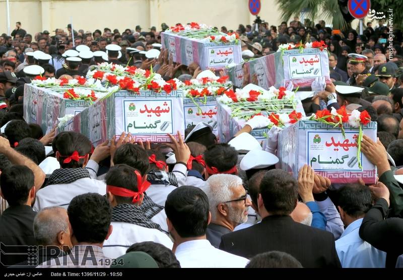 پیکر مطهر شهدای گمنام بر روی دستان مردم بوشهر