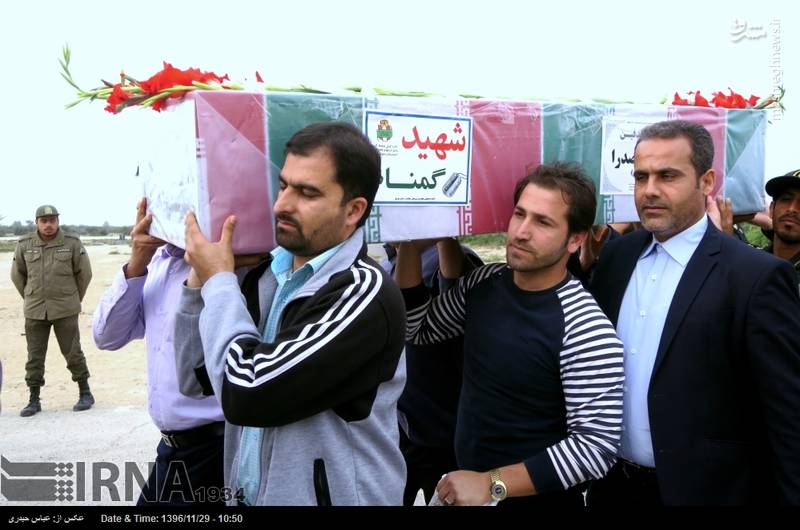 پیکر مطهر شهدای گمنام بر روی دستان مردم بوشهر