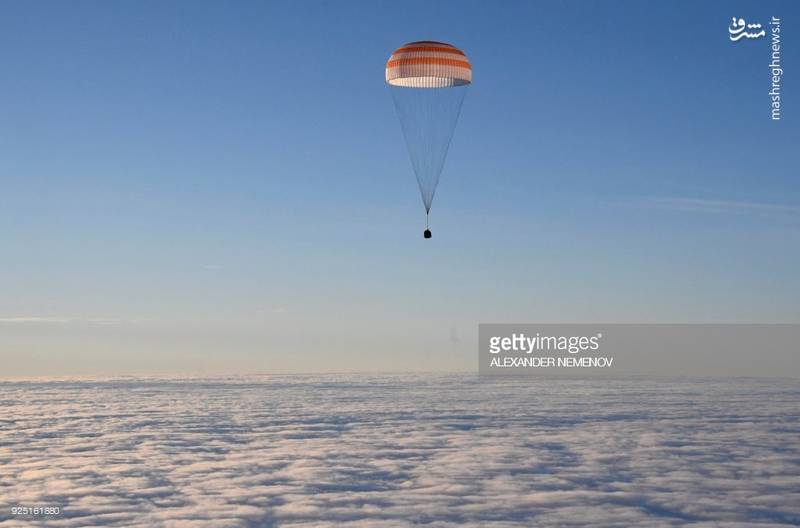 فضاپیمای سایوز «جوزف ام. آکابا» و «مارک تی. دانده هی» آمریکایی و «الکساندر میسورکین» روس را به زمین برگرداند و در ساعت 8:31 صبح در 90 مایلی جنوب شرقی قزاقستان در یک منطقه برفی فرود آمد.
