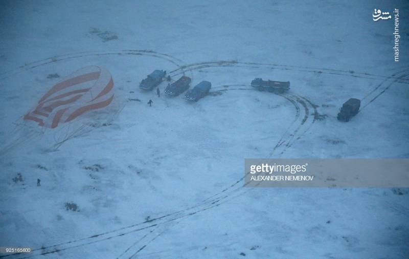 قرار است به جای این سه فضانورد، «اولگ آرتمیف»، «ریچارد آرنولد» و «اندرو جی. فیوستل» در 21 مارس از پایگاه فضایی بایکونور در قزاقستان به فضا اعزام شوند.