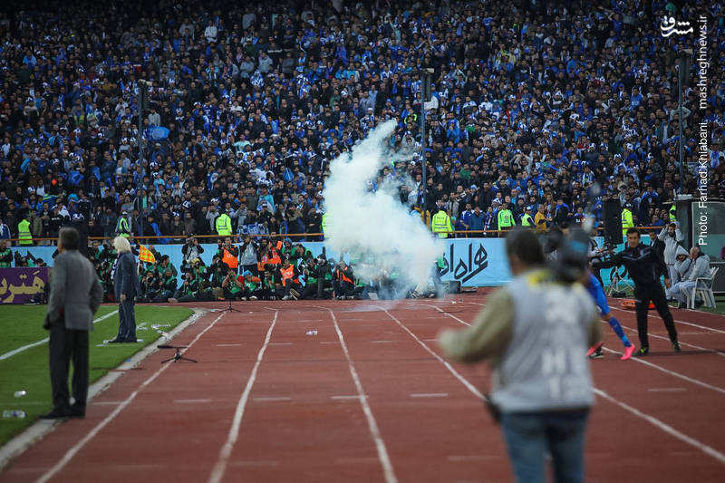 پرتاب نارنجک از سوی هواداران