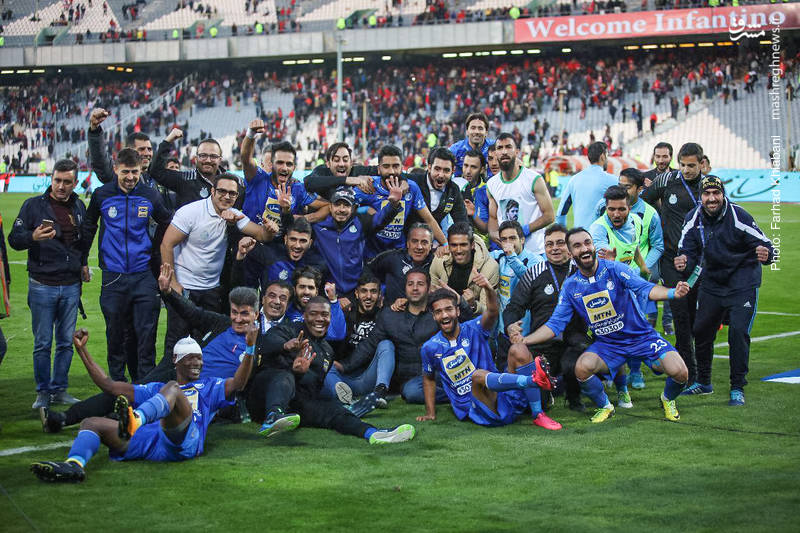 شادی تیم فوتبال استقلال پس از پیروزی مقابل پرسپولیس