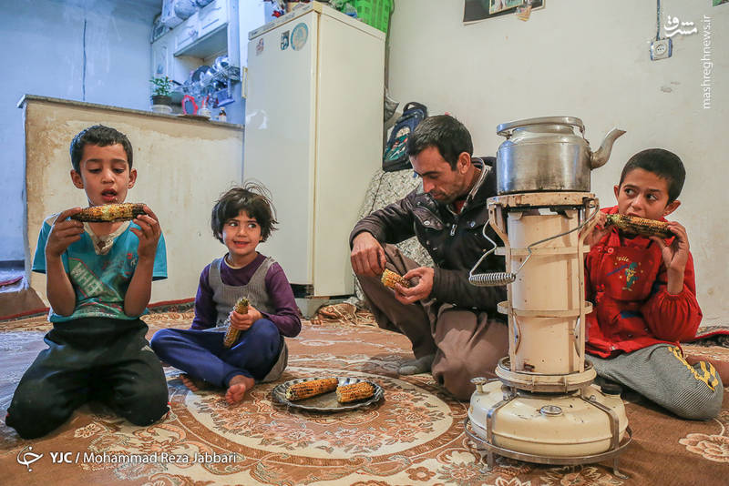 خانواده ای که با مشکلات زندگی را سپری می‌کنند.