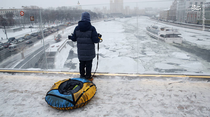 متوسط دمای هوا در مسکو به ده درجه سانتی گراد زیر صفر رسیده و بسیاری از معابر عمومی ،خیابانها و گذرگاه های شهری مملو از برف است.