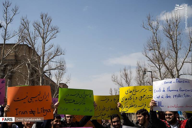 جمعی از دانشجویان شب گذشته با حضور در فرودگاه مهرآباد و جمع دیگری امروز با حضور در مقابل وزارت خارجه اعتراض خود را به مواضع فرانسه علیه ایران اعلام کردند