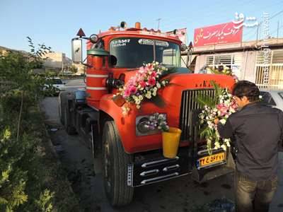 این داماد خوش سلیقه ، احترام به شغل آبا و اجدادی را دلیل انتخاب کامیون به عنوان کابین عروس بیان کرده است