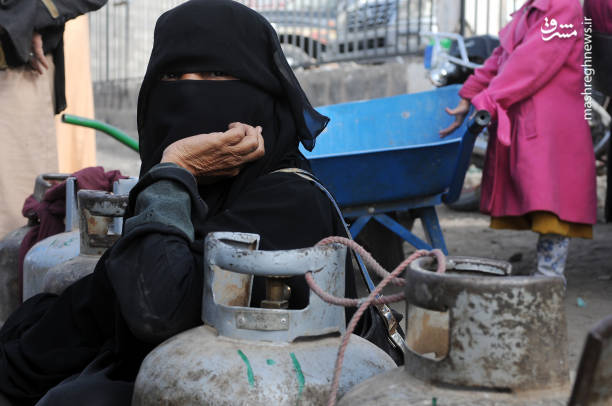 فاطمه احمد یکی از اهالی صنعاء گفت:گاهی اوقات آنها می گویند که بهای گاز مصرفی پنج هزار ریال است و گاهی اوقات می گویند که سه هزار ریال است و گاهی اوقات می گویند که دو هزار ریال است.