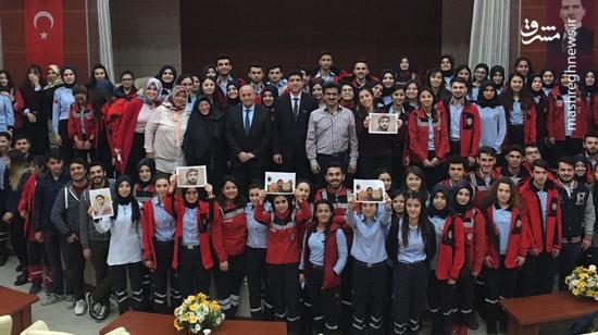 تصویر شهید حججی بر دستان دانشجویان ترکیه‌ای +تصاویر