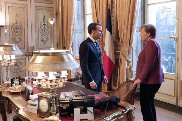 مشرق نیوز - عکس/ «مرکل» در دفتر کار رئیس جمهور فرانسه