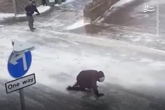 فیلم/ سرسره بازی مردم خیابان های یخ زده!
