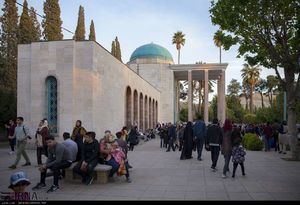 گردشگران در آرامگاه سعدی