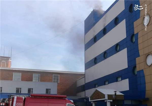 ظاهرا آتش از طبقه چهارم این مرکز خرید شروع شده و به دیگر نقاط آن گسترش پیدا کرده است.