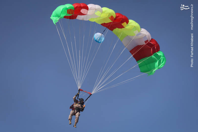 نمایش هوایی چتربازان سپاه در آستانه 22بهمن