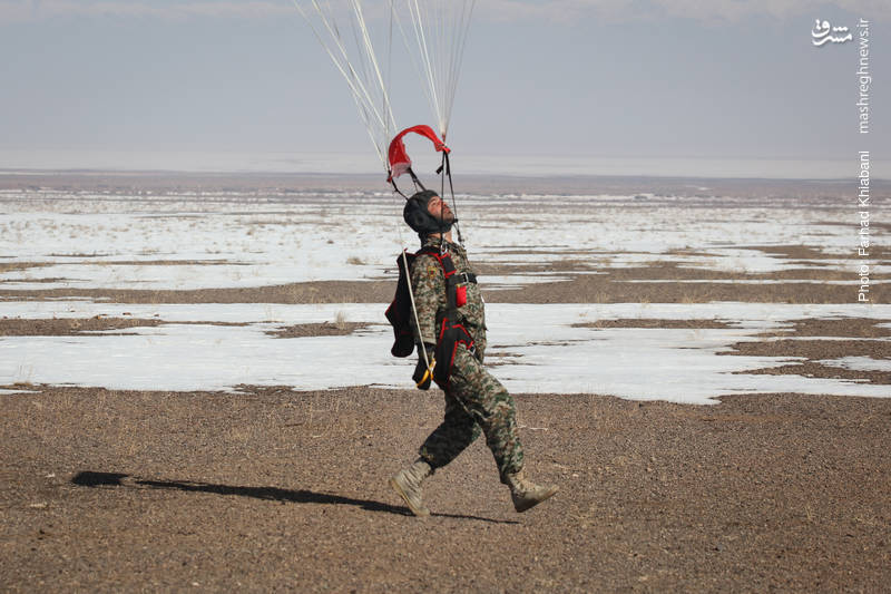 نمایش هوایی چتربازان سپاه در آستانه 22بهمن