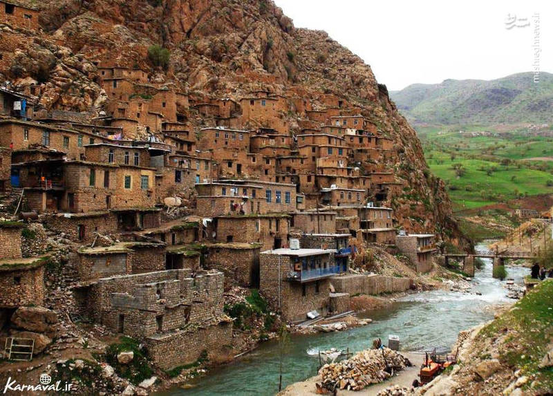 رودخانه خروشان تنگیور که از میان آبادی می‌گذرد آن را به دو قسمت تقسیم کرده است و خانه های روستا با سنگ و بیشترشان به صورت خشکه چینی ساخته شده است.