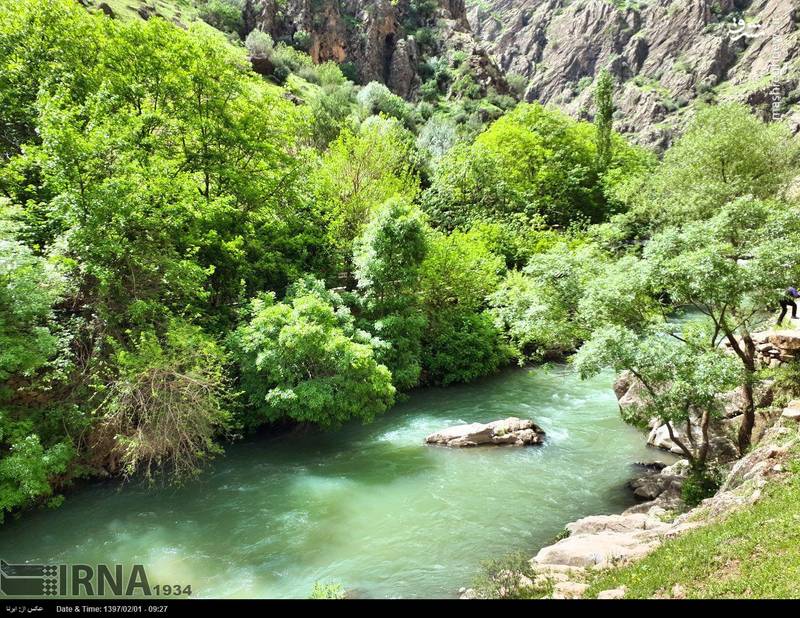 روستا دارای گورستان قدیمی است که چند سنگ قبر با خط کوفی مربوط به قرن ششم و هفتم در آن وجود دارد، اما از همه مهم‌تر بافت معماری پلکانی روستا است که دارای ارزش فراوان است.