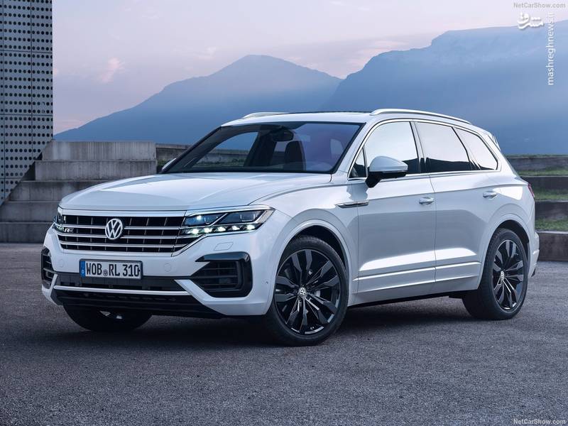 چراغ‌های جلو از نوع معمولی LED کامل نیستند و از نوع ماتریسی هستند که به عنوان یکی از پیشرفته‌ترین نمونه‌های چراغ در بازار شناخته می‌شوند.