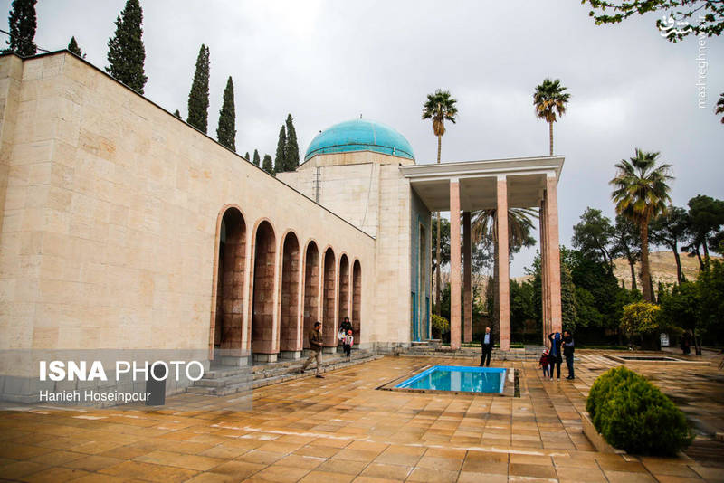 آرامگاه سعدی در انتهای خیابان بوستان و کنار باغ دلگشا در دامنهٔ کوه در شمال شرق شیراز قرار دارد. 