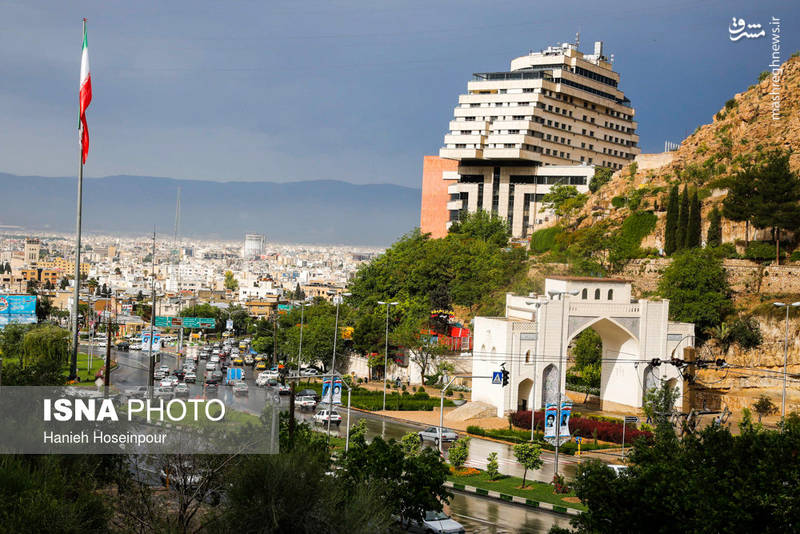 شیراز یکی از شهرهای بزرگ ایران و مرکز استان فارس که به سبب جاذبه‌های تاریخی، فرهنگی، مذهبی و طبیعی فراوان، همواره گردشگران بسیاری را به سوی خود فرا می‌خواند. 