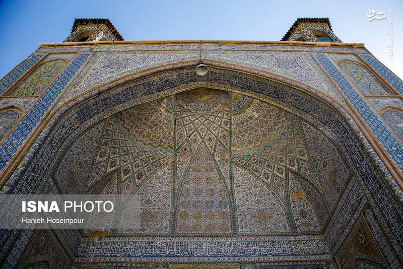 در سمت شمال مسجد وکیل شیراز طاق بلند و مهمی ساخته شده که به طاق مروارید معروف است و در دور این طاق با قلم درشت و خط ثلث عالی یکی از سوره‌های قرآن به صورت هلالی نوشته شده‌است.