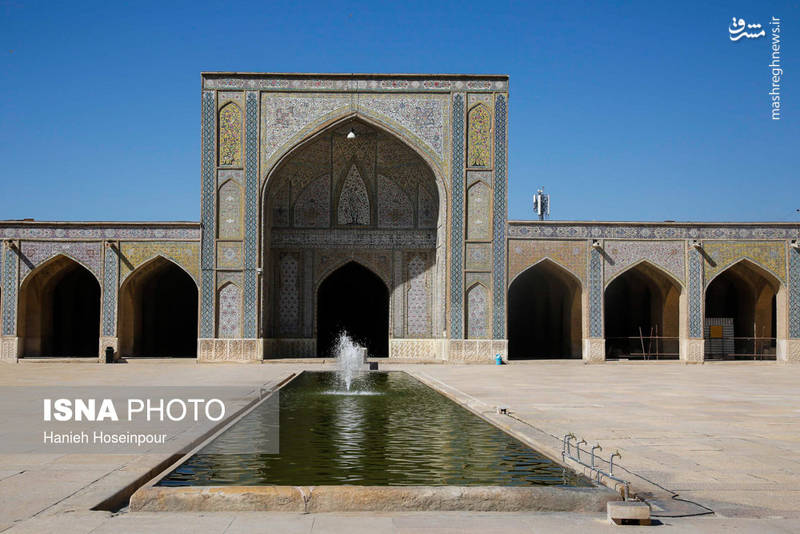 مساحت این شبستان مسجد وکیل شیراز در حدود ۵ هزار متر مربع است و منبر چهارده پله‌ای یکپارچه از سنگ مرمر از زیبائی‌های قسمت شبستان است و گفته می‌شود به فرمان کریم خان این سنگ از مراغه به شیراز آورده شد. 