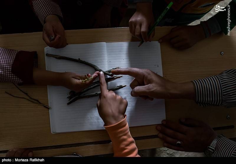 	

افشین تصوفی معلم مدرسه عشایری مصباح روستای سیه پشت، از شاخه درختان به عنوان وسایل کمک آموزشی در درس ریاضی به دانش آموزان استفاده میکند
  