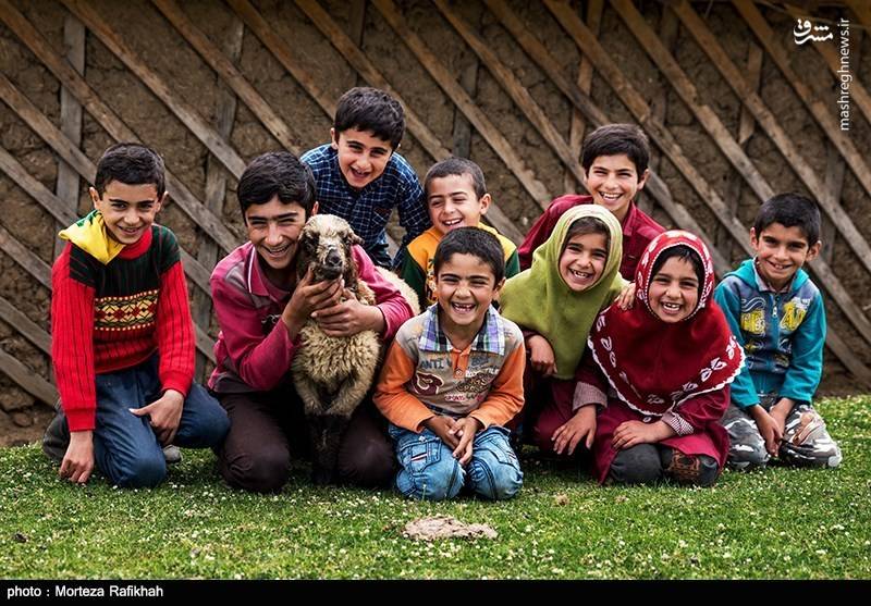 	

دانش آموزان مدرسه عشایری روستای سیه پشت، در حالی که در حیاط مدرسه نشسته اند برای ثبت عکس یادگاری به دوربین لبخند میزنند
  