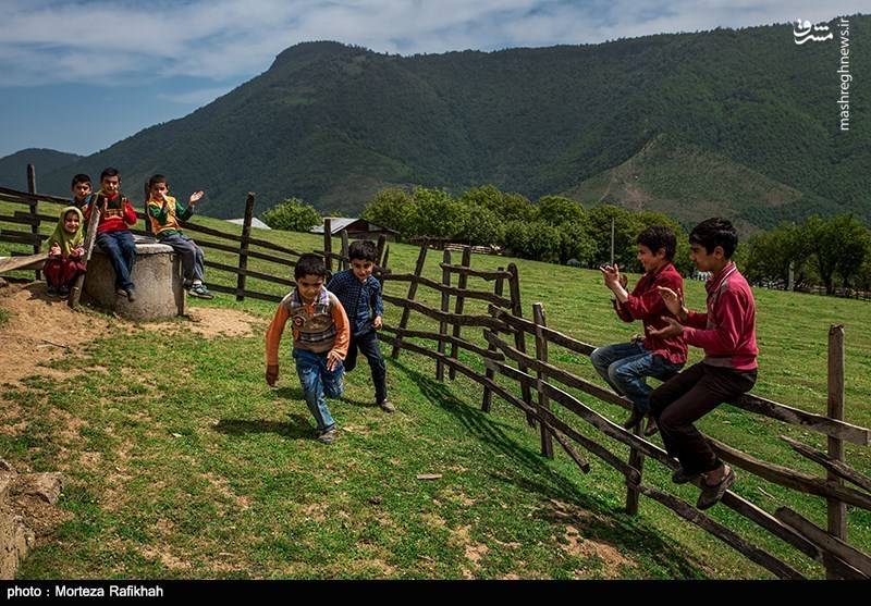 	

دانش آموزان مدرسه عشایری مصباح روستای سیه پشت، در زمان زنگ تفریح در حیاط مدرسه بازی میکنند
  