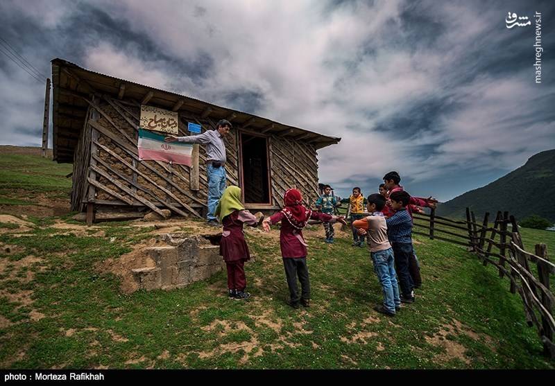   	

افشین تصوفی معلم و بچه های مدرسه عشایری مصباح روستای سیه پشت، قبل از رفتن به کلاس درس ورزش صبحگاهی انجام میدهند
