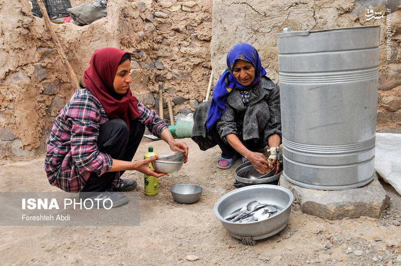 نداشتن آب شرب و بهداشتی از مشکلات اصلی مردم روستای «جنگل نخاب» است.