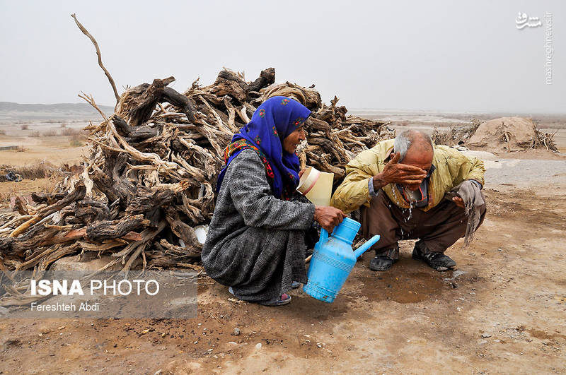 حسن طاهری و همسرش از مشکلات بهداشتی همچون فقدان حمام و اسیدی بودن آب آشامیدنی «جنگ نخاب» می‌گویند.