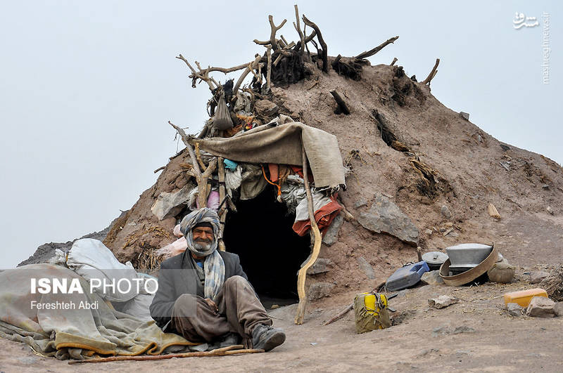 مردمان روستای «شاه مردی» در خانه‌های ساخته شده از گل و شاخه درختان و پارچه‌های کهنه زندگی می‌کنند. این خانه‌ها ناامن در مواجه با خطراتی چون زلزله و حشرات و جانداران گزنده هستند.