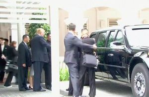 ترامپ در حال نشان دادن خودروی ویژه خود به اون